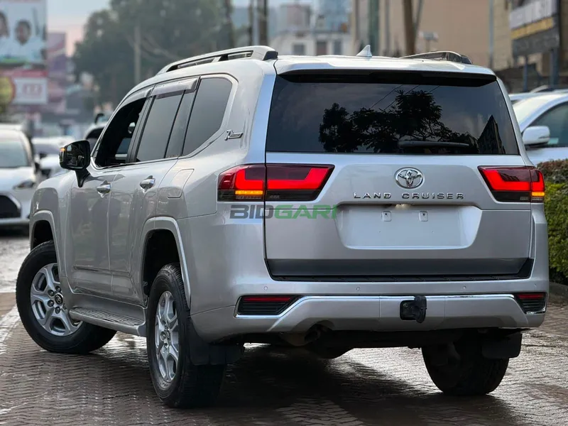 2022 Toyota Land Cruiser 300 Petrol SUV, photo 4