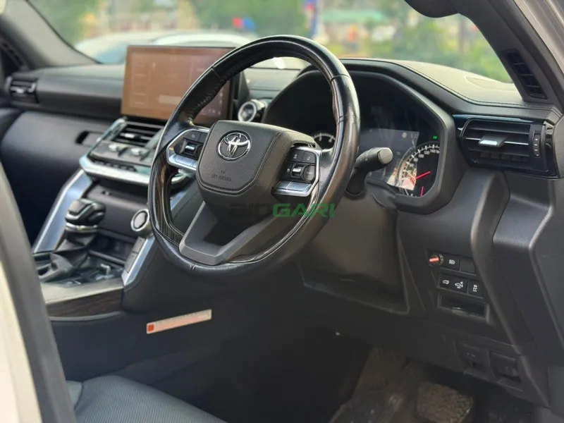 2022 Toyota Land Cruiser 300 Petrol SUV, photo 10