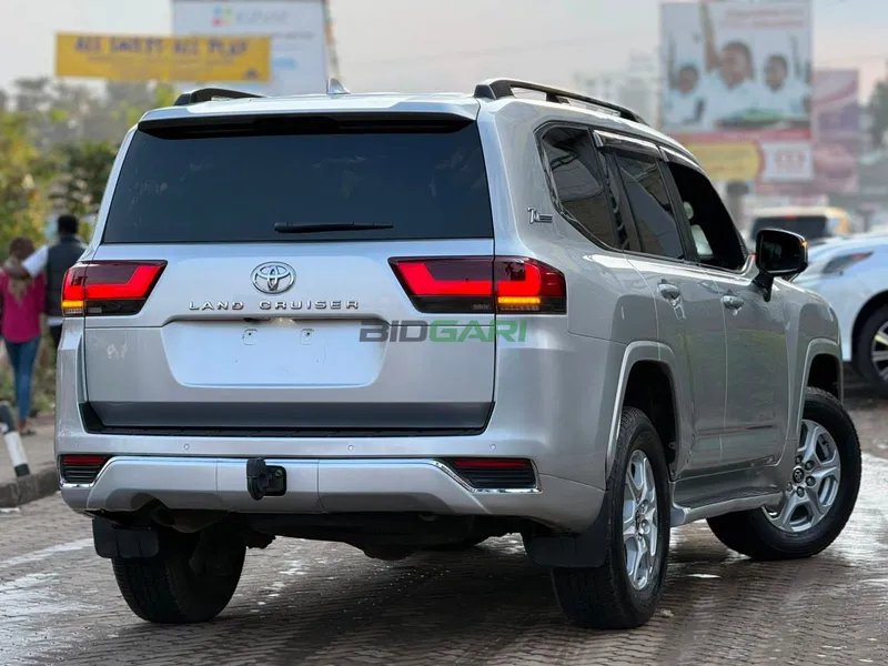 2022 Toyota Land Cruiser 300 Petrol SUV, photo 5
