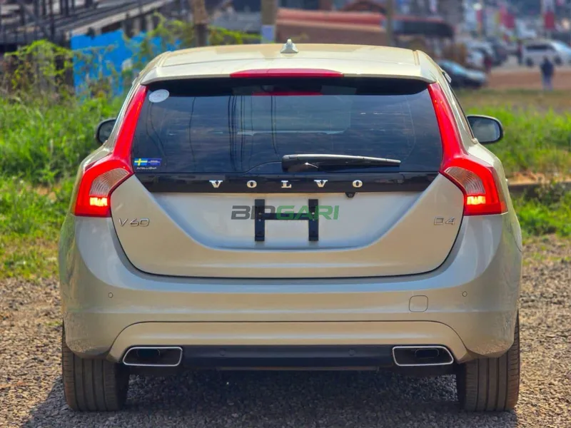 2018 Volvo V60 D4 2L Diesel Hatchback, photo 5