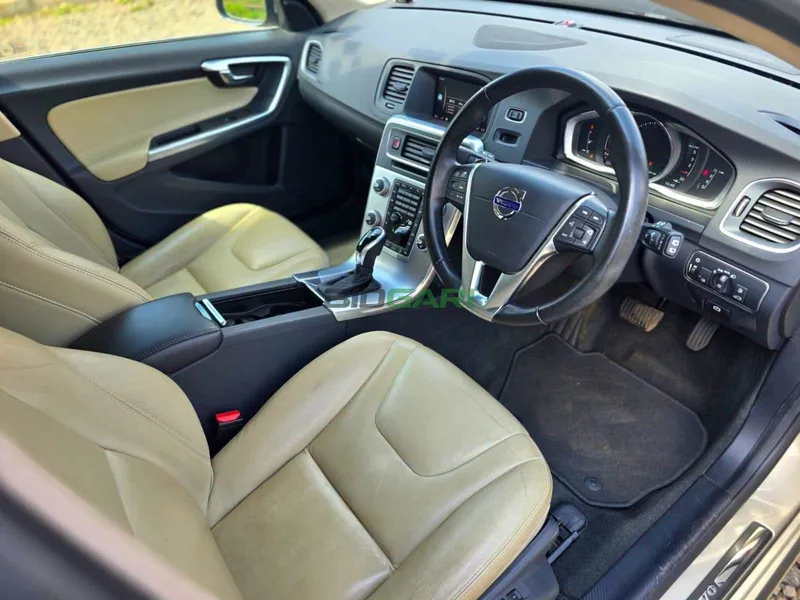 2018 Volvo V60 D4 2L Diesel Hatchback, photo 9