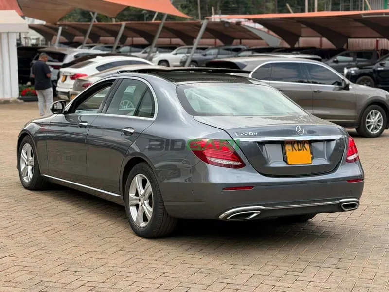 2016 Mercedes-Benz E200d 2.2L Diesel Sedan, photo 4