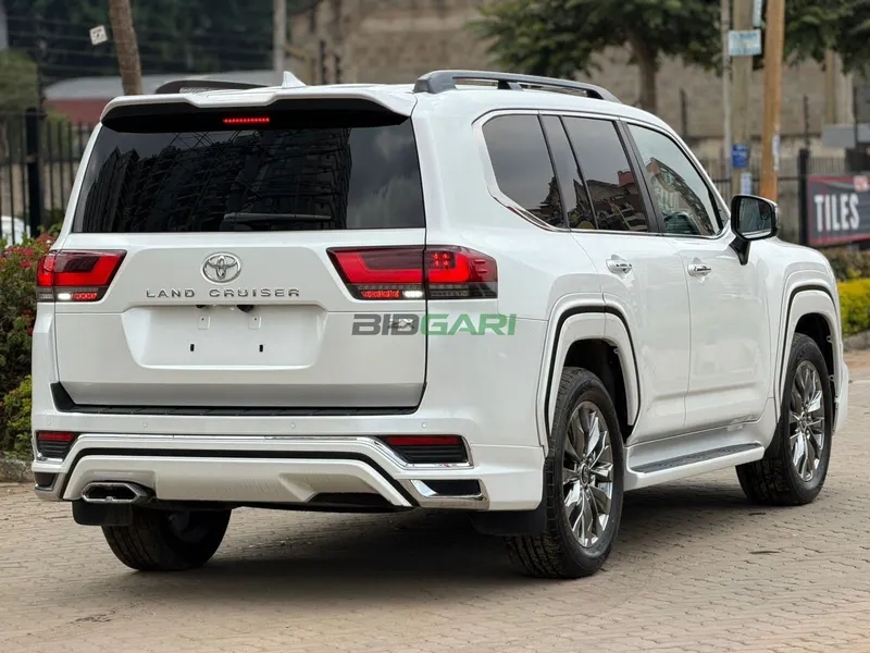 2023 Toyota Land Cruiser Petrol SUV, photo 3