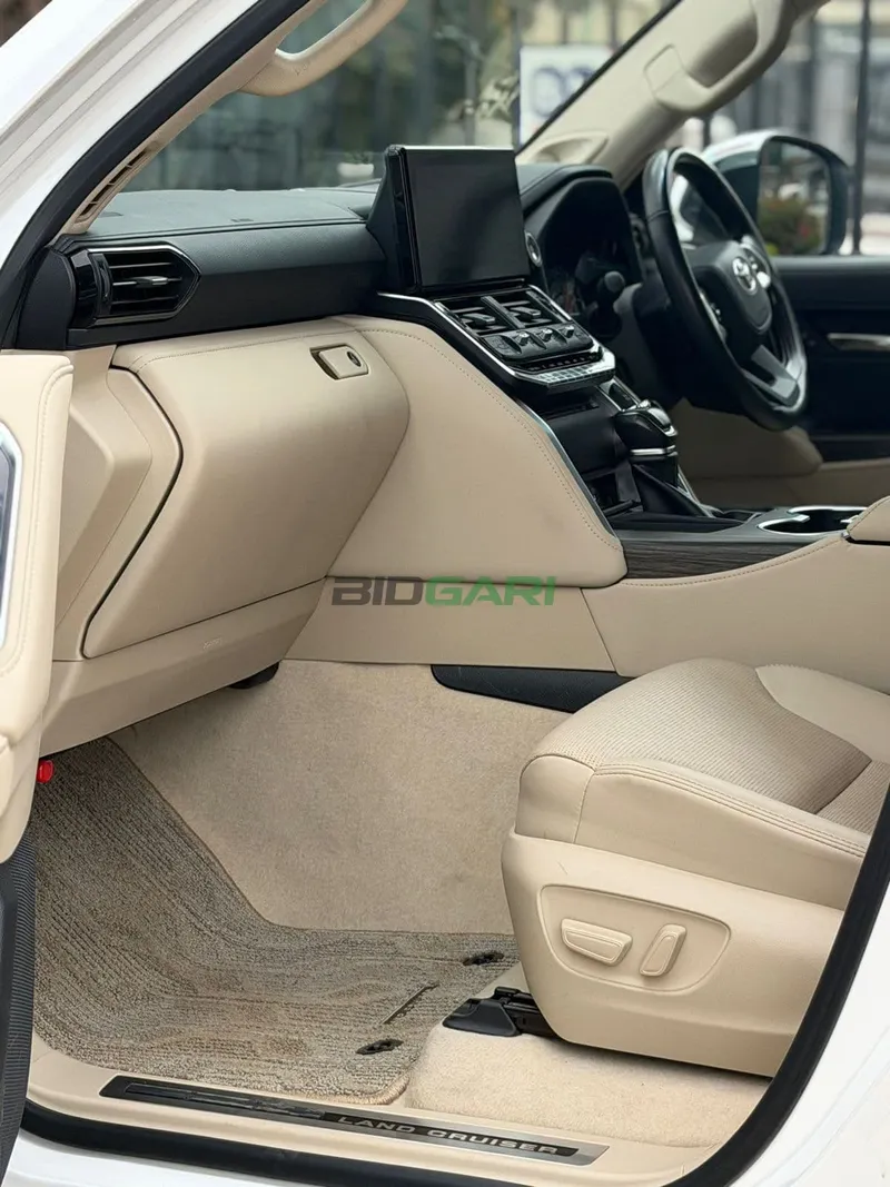 2023 Toyota Land Cruiser Petrol SUV, photo 7