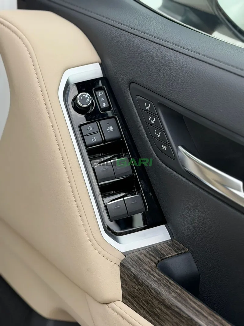 2023 Toyota Land Cruiser Petrol SUV, photo 8