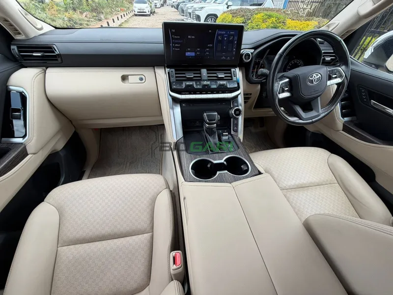 2023 Toyota Land Cruiser Petrol SUV, photo 6
