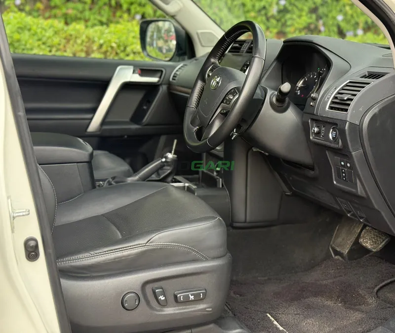 2023 Toyota Land Cruiser Prado Petrol SUV, photo 7
