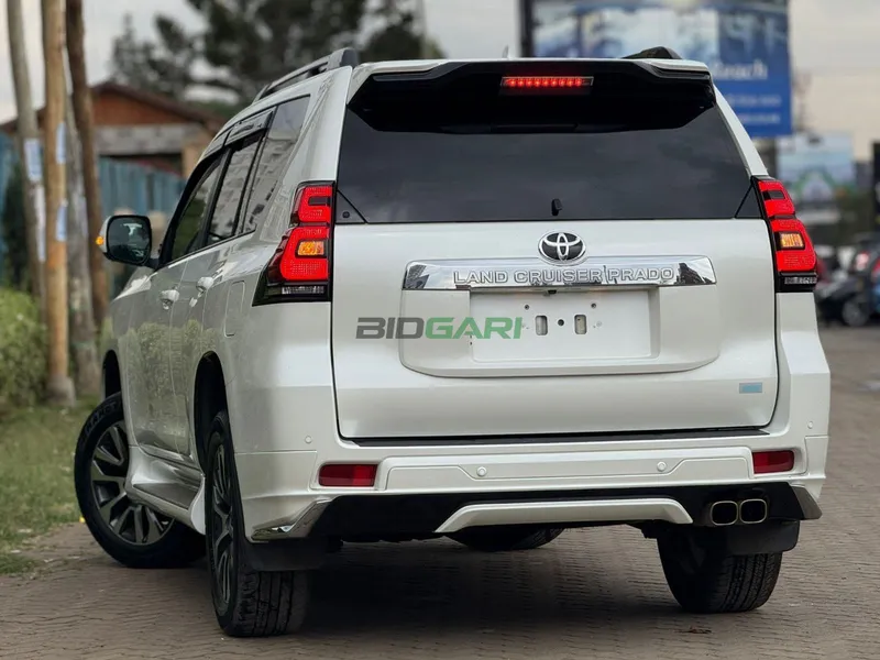 2023 Toyota Land Cruiser Prado Petrol SUV, photo 3