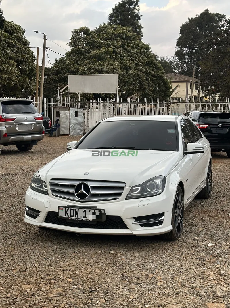 2013 Mercedes-Benz C200 Avantgrande 1.8L Petrol Sedan, photo 2