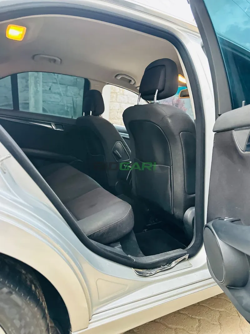 2010 Mercedes-Benz C200 CGI 1.8L Petrol Sedan, photo 6