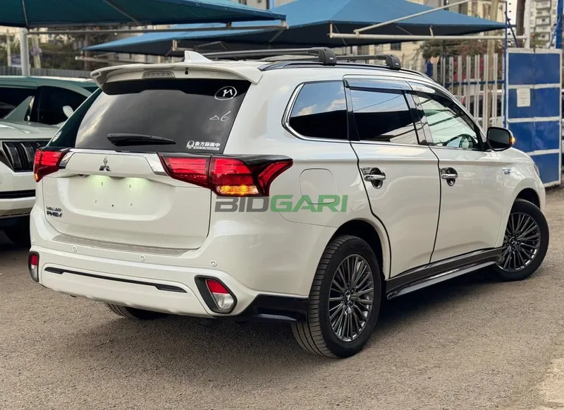 2019 Mitsubishi Outlander PHEV 2.4L Petrol SUV, photo 4