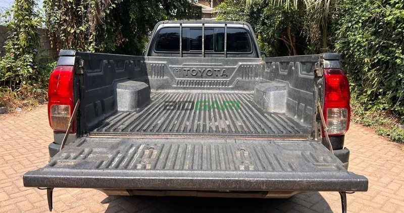 2017 Toyota Hilux 2.5L Diesel Pickup, photo 5