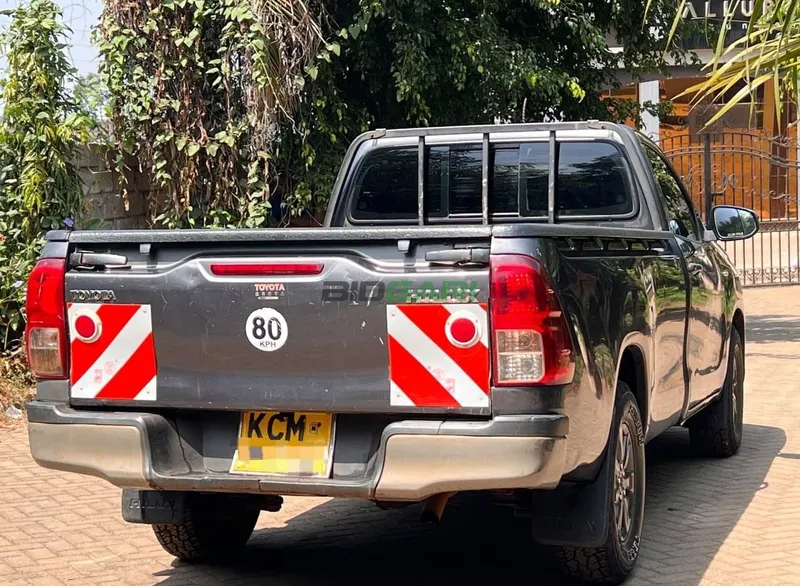 2017 Toyota Hilux 2.5L Diesel Pickup, photo 4