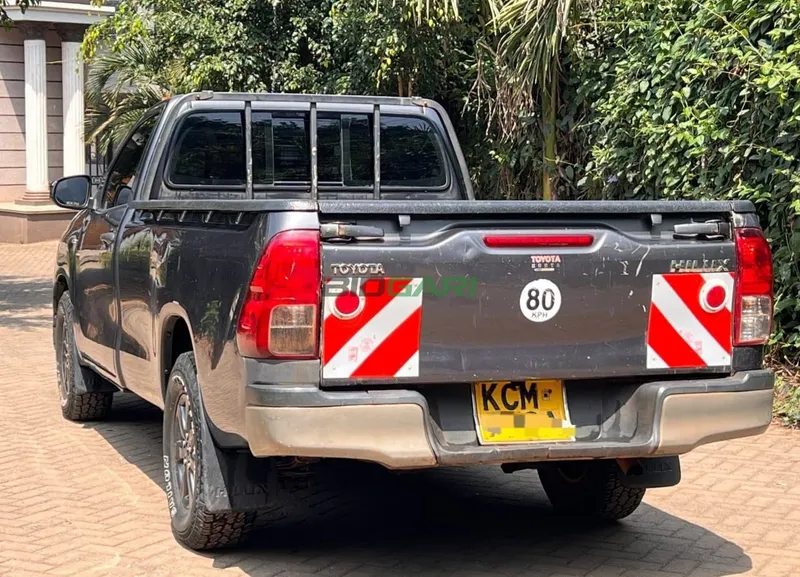 2017 Toyota Hilux 2.5L Diesel Pickup, photo 3