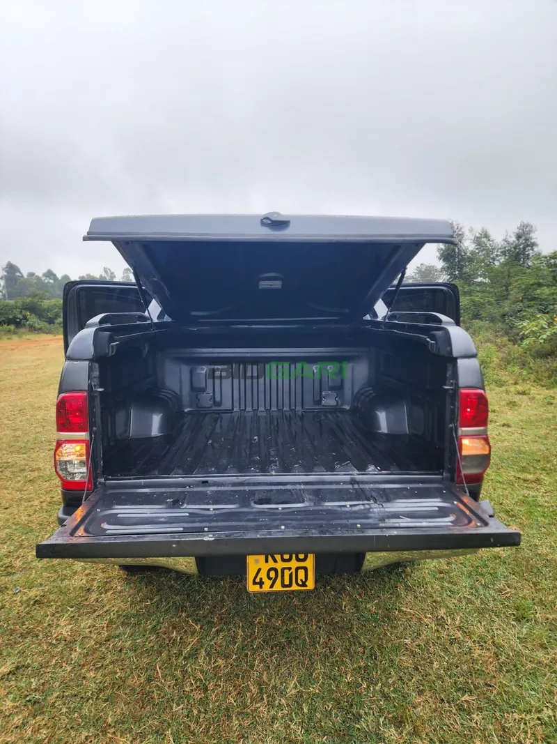2015 Toyota Hilux Double Cab 2.5L Diesel Pickup, photo 5
