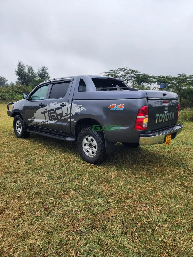 2015 Toyota Hilux Double Cab 2.5L Diesel Pickup, photo 4
