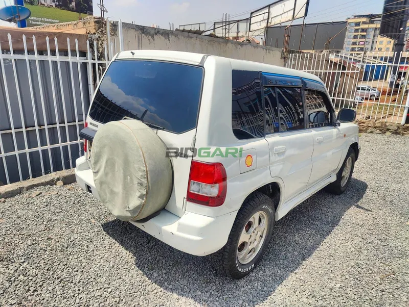 2000 Mitsubishi Pajero IO 2L Petrol SUV, photo 3