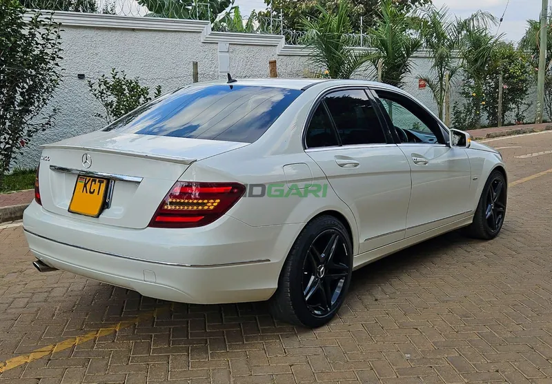 2014 Mercedes-Benz C200 Avant-garde (W204)  Last Edition 1.8L Petrol Sedan, photo 3