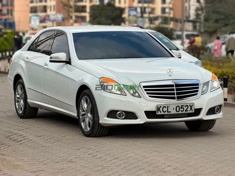 2010 Mercedes-Benz E350 Petrol Sedan, photo 2