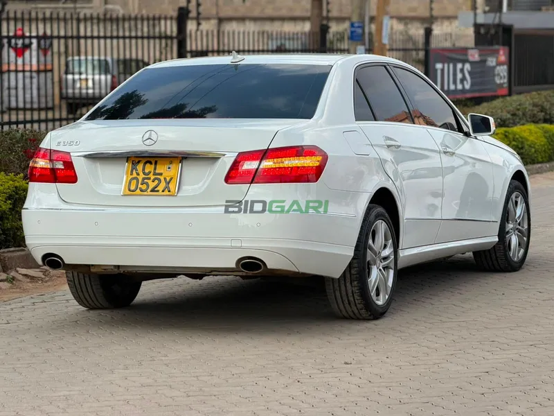2010 Mercedes-Benz E350 Petrol Sedan, photo 3