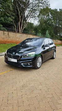 2015 BMW 218i 1.5L Petrol Hatchback, photo 2