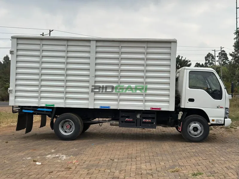 2009 Isuzu NPR Diesel Truck, photo 3