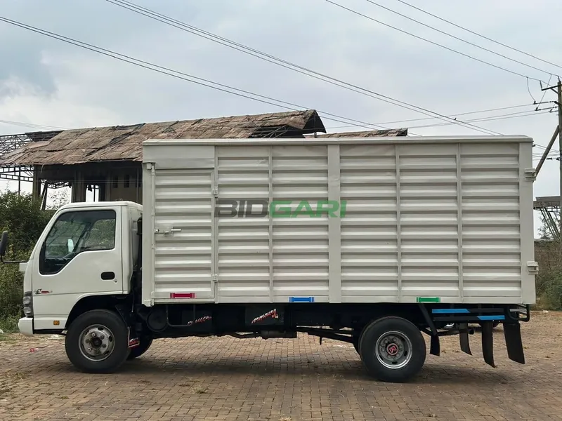 2009 Isuzu NPR Diesel Truck, photo 4