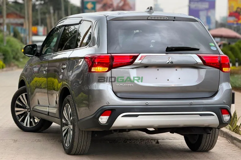 2019 Mitsubishi Outlander Petrol SUV, photo 3