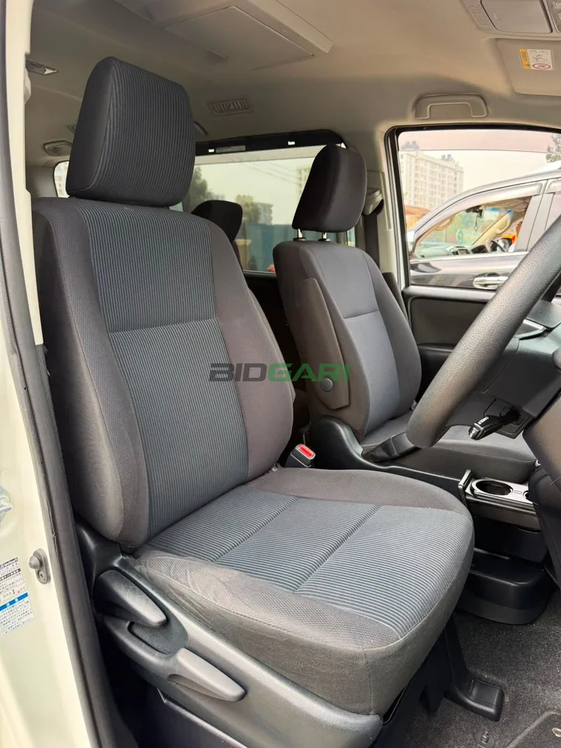 2020 Toyota Noah Petrol MPV, photo 8