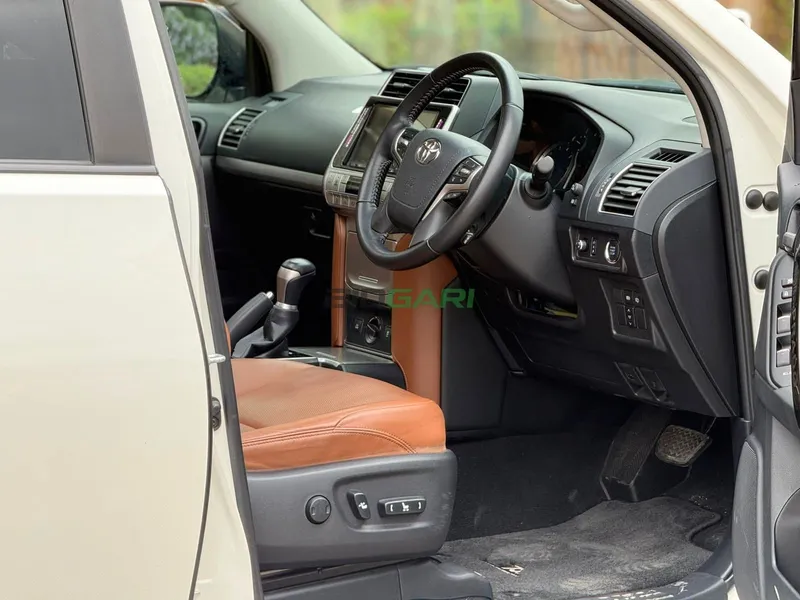 2021 Toyota Land Cruiser Prado Petrol SUV, photo 8