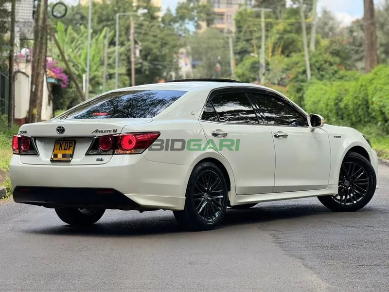 2017 Toyota Crown Athelete 2.5L Hybrid Sedan, photo 3