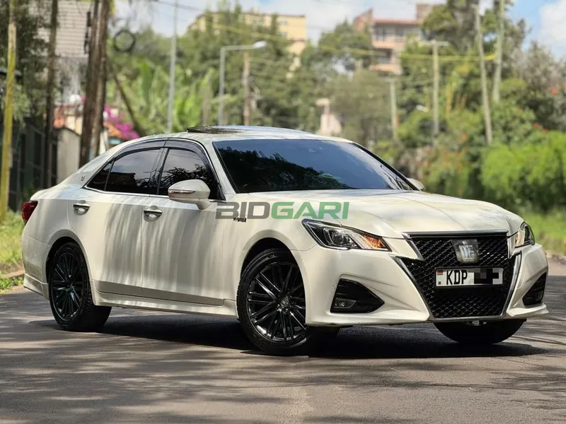 2017 Toyota Crown Athelete 2.5L Hybrid Sedan, photo 2