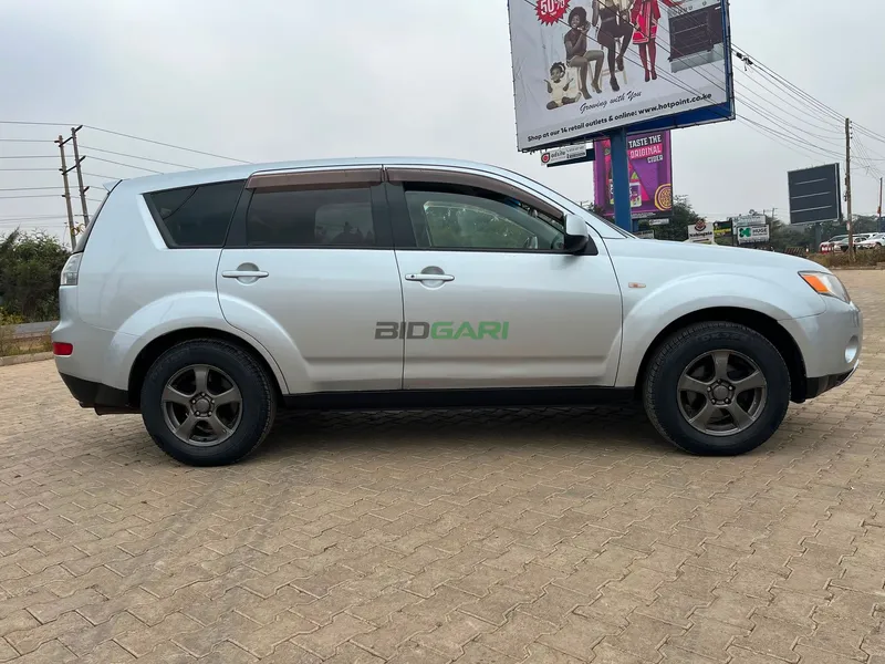 2009 Mitsubishi Outlander 2.4L Petrol SUV, photo 3