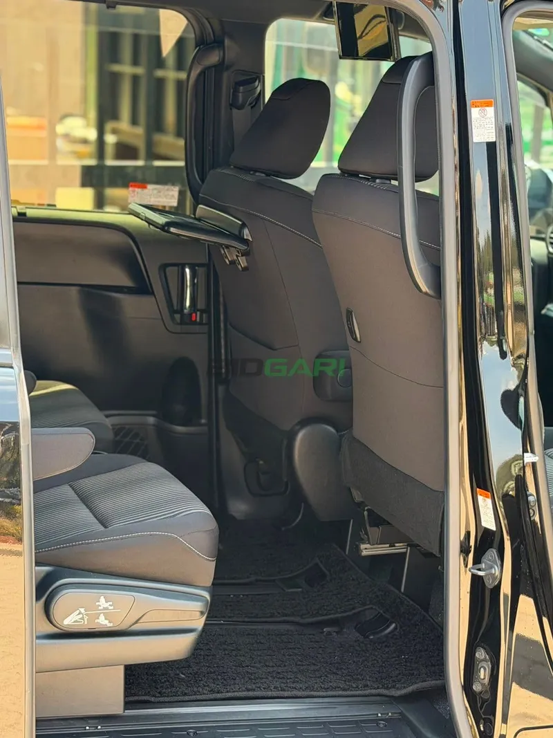 2019 Toyota Voxy Petrol MPV, photo 9