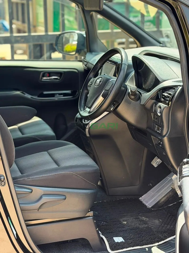 2019 Toyota Voxy Petrol MPV, photo 5