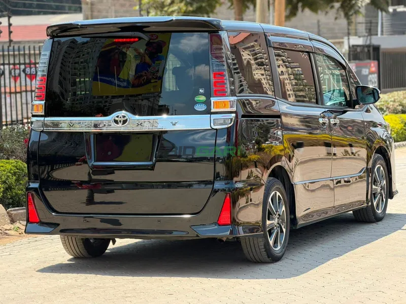 2019 Toyota Voxy Petrol MPV, photo 4