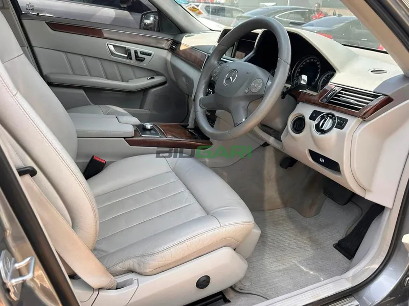 2014 Mercedes-Benz E200 Petrol Sedan, photo 6