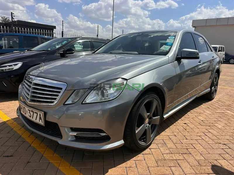 2014 Mercedes-Benz E200 Petrol Sedan, photo 2