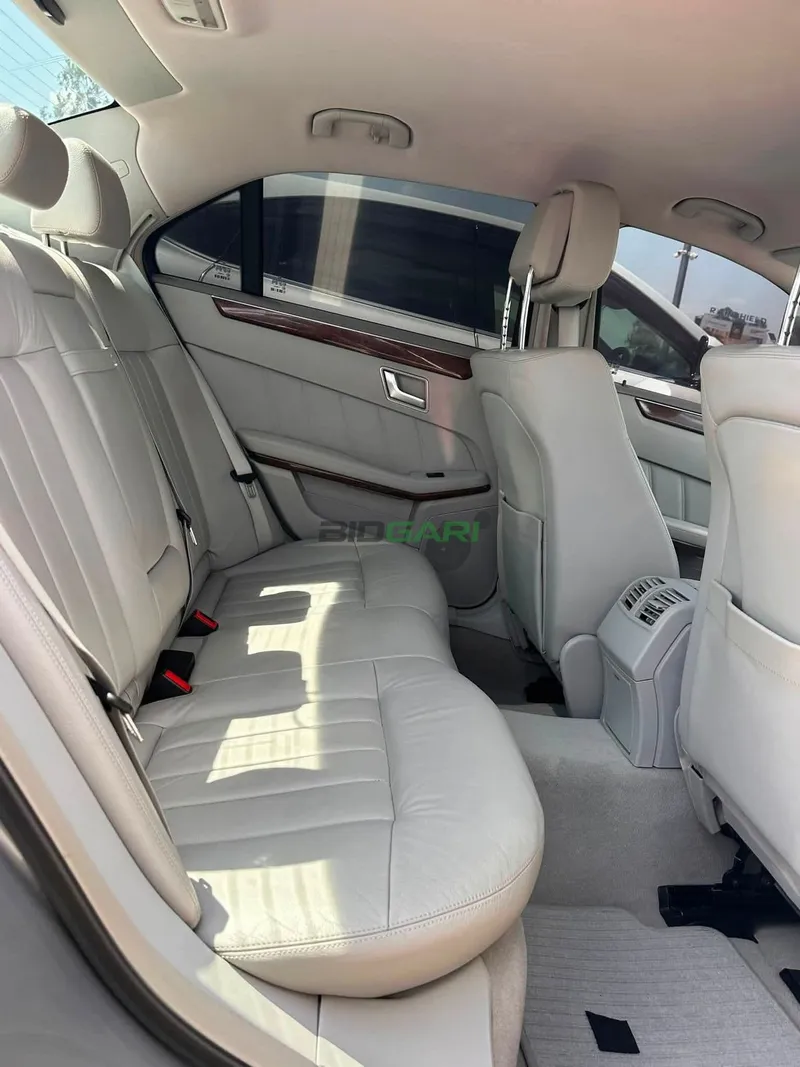 2014 Mercedes-Benz E200 Petrol Sedan, photo 5