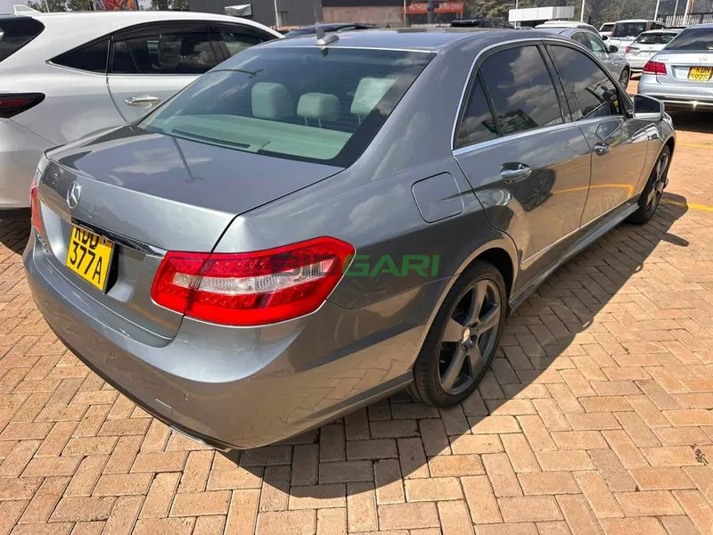 2014 Mercedes-Benz E200 Petrol Sedan, photo 3