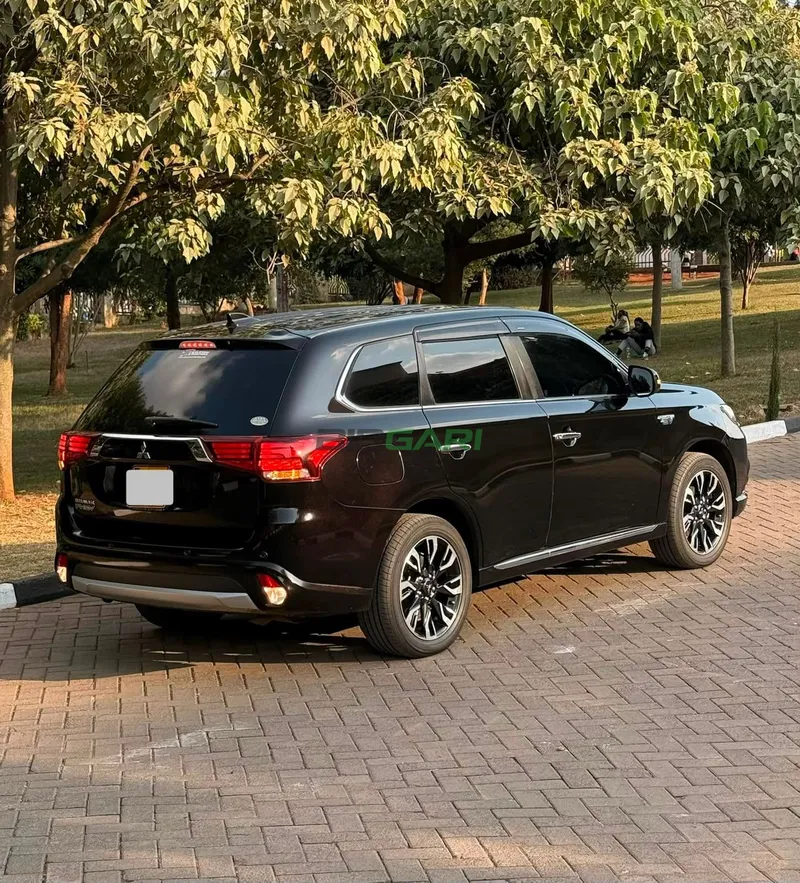 2017 Mitsubishi Outlander Phev 2L Petrol SUV, photo 2