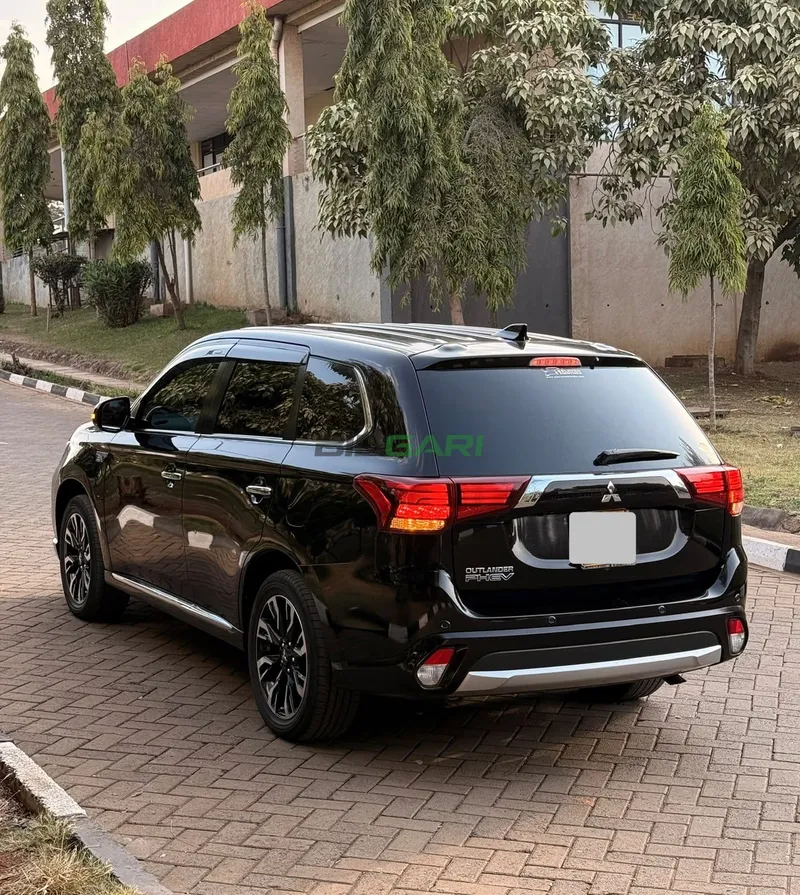 2017 Mitsubishi Outlander Phev 2L Petrol SUV, photo 3
