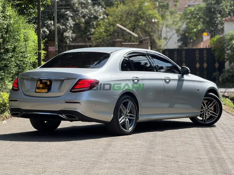 2019 Mercedes-Benz E350e 2L Hybrid Sedan, photo 2