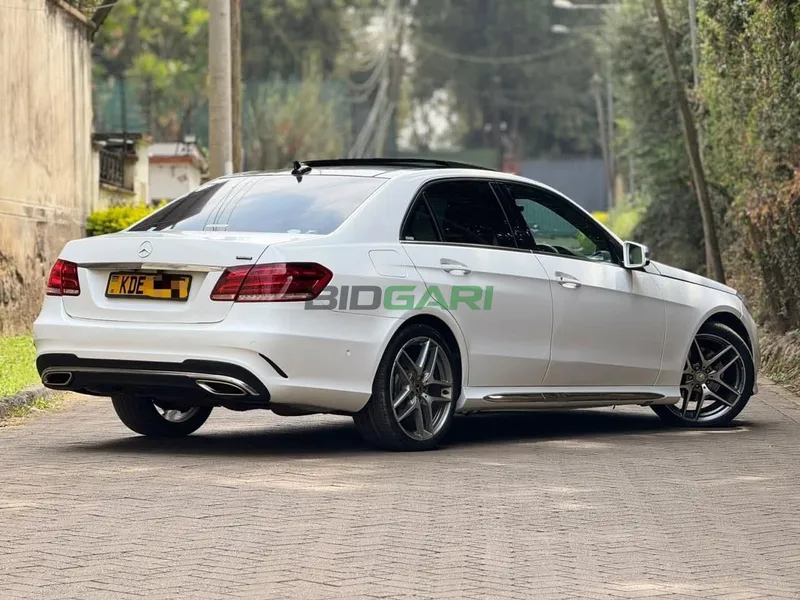 2014 Mercedes-Benz E300 3.5L Petrol Sedan, photo 2