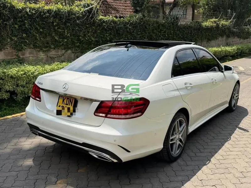2015 Mercedes-Benz E250 2L Petrol Sedan, photo 4