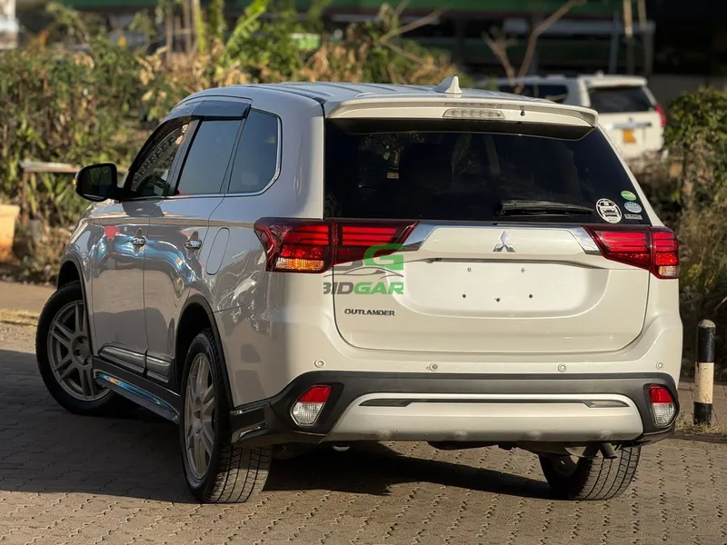 2020 Mitsubishi Outlander 2.4L Petrol SUV, photo 2
