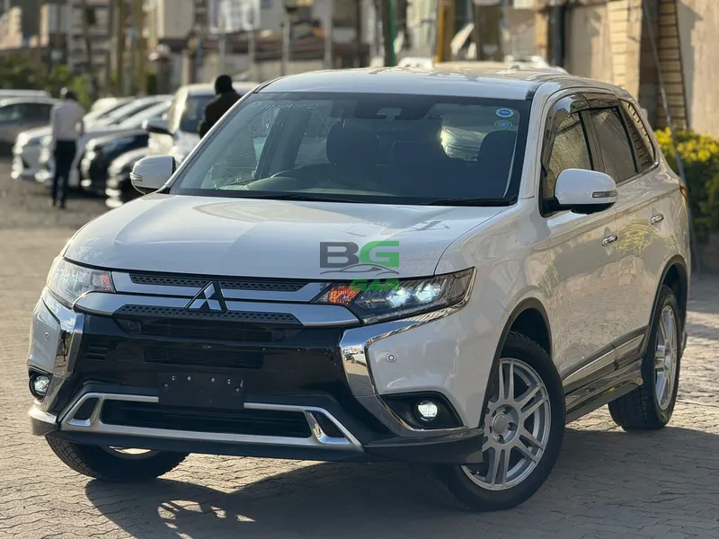 2020 Mitsubishi Outlander 2.4L Petrol SUV, photo 4