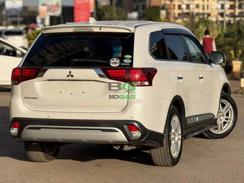 2020 Mitsubishi Outlander 2.4L Petrol SUV, photo 3