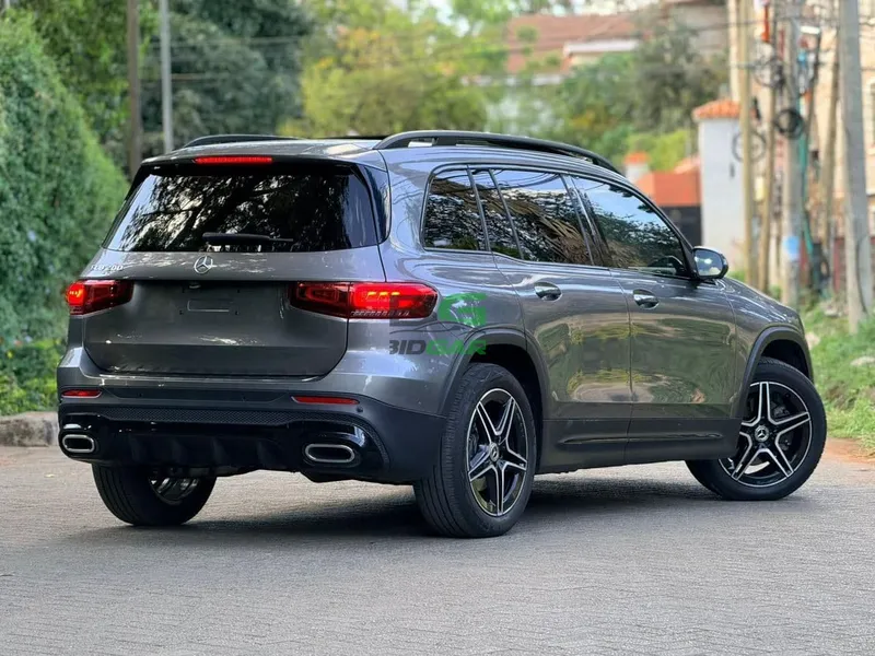 2021 Mercedes-Benz GLB 200 1.4L Petrol SUV, photo 3