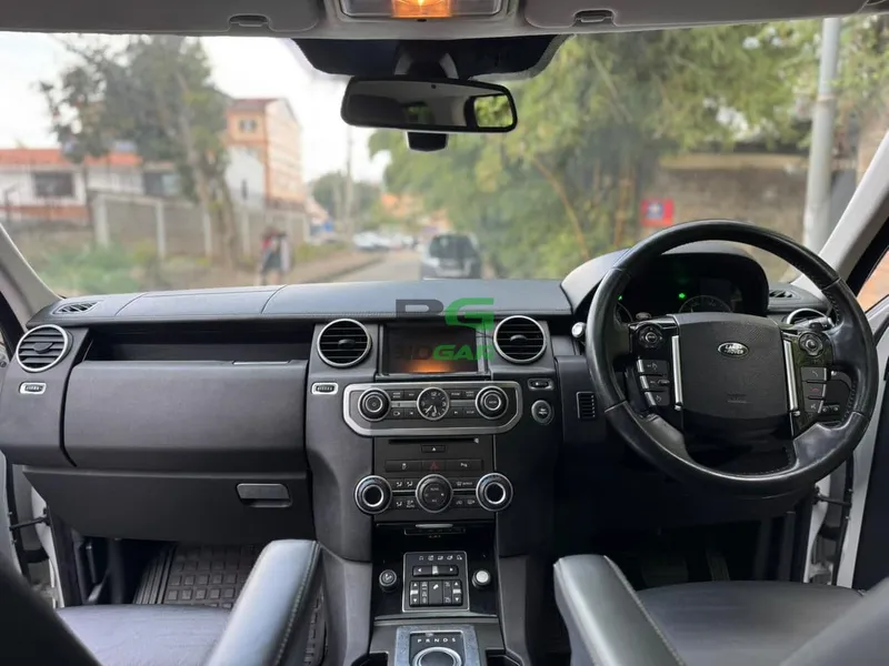 2015 Land Rover Discovery HSE 3L Petrol SUV, photo 9